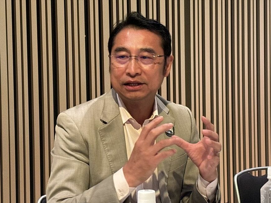 グループインタビューに応える劉学亮（りゅう がくりょう）氏（筆者撮影）