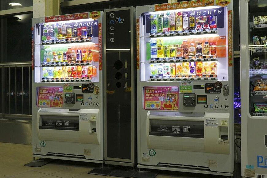JR東日本の駅に設置されている「acure」ブランドの自販機（筆者撮影）