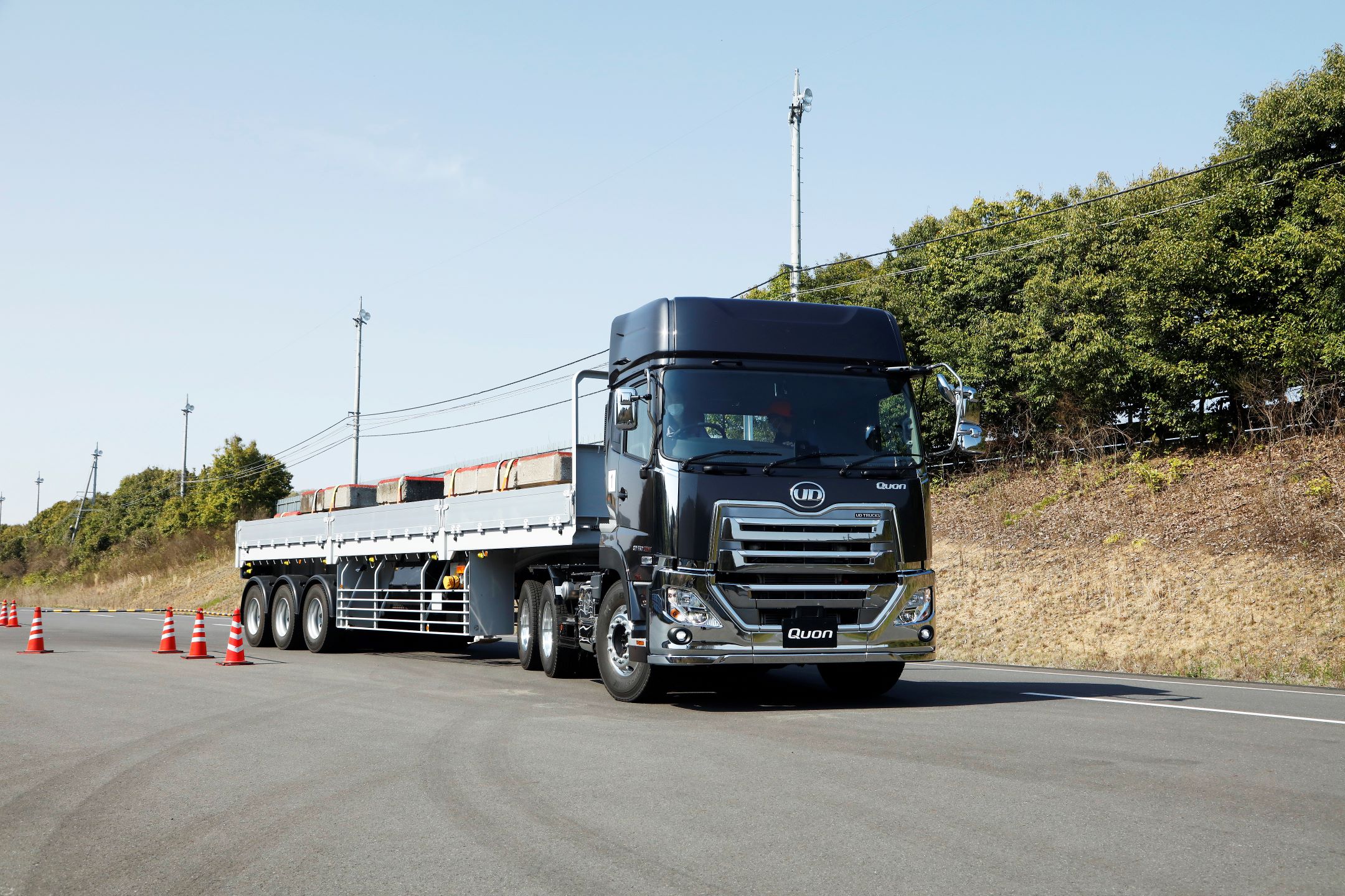 13Lエンジン搭載大型トラクターが挑む物流問題 UDトラックスのフラッグ