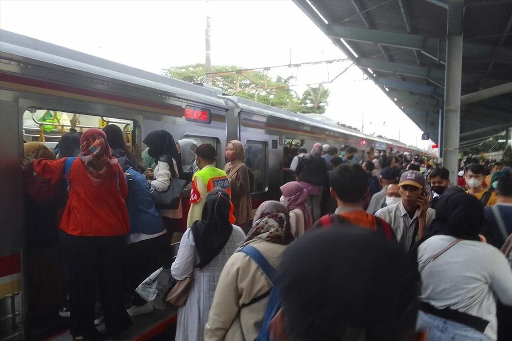 インドネシア・ジャカルタのボゴール線のラッシュ