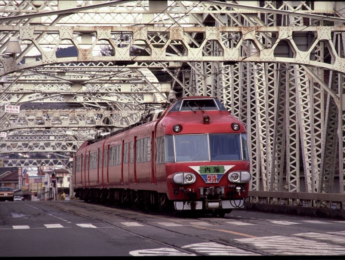 犬山橋を渡るパノラマカー7000系