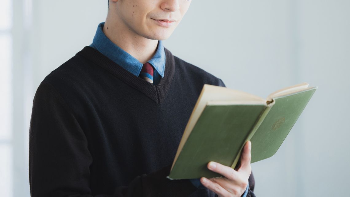 読書する若い男性