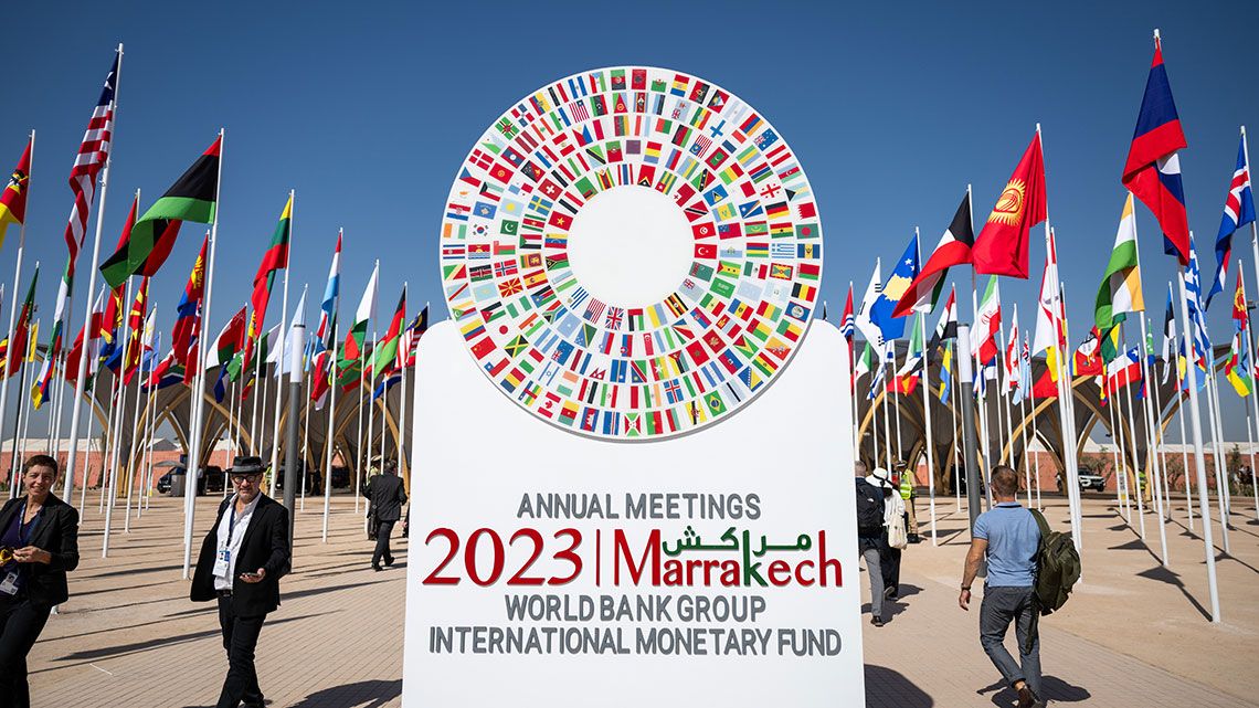 国際通貨基金と世界銀行の年次総会の正面玄関前