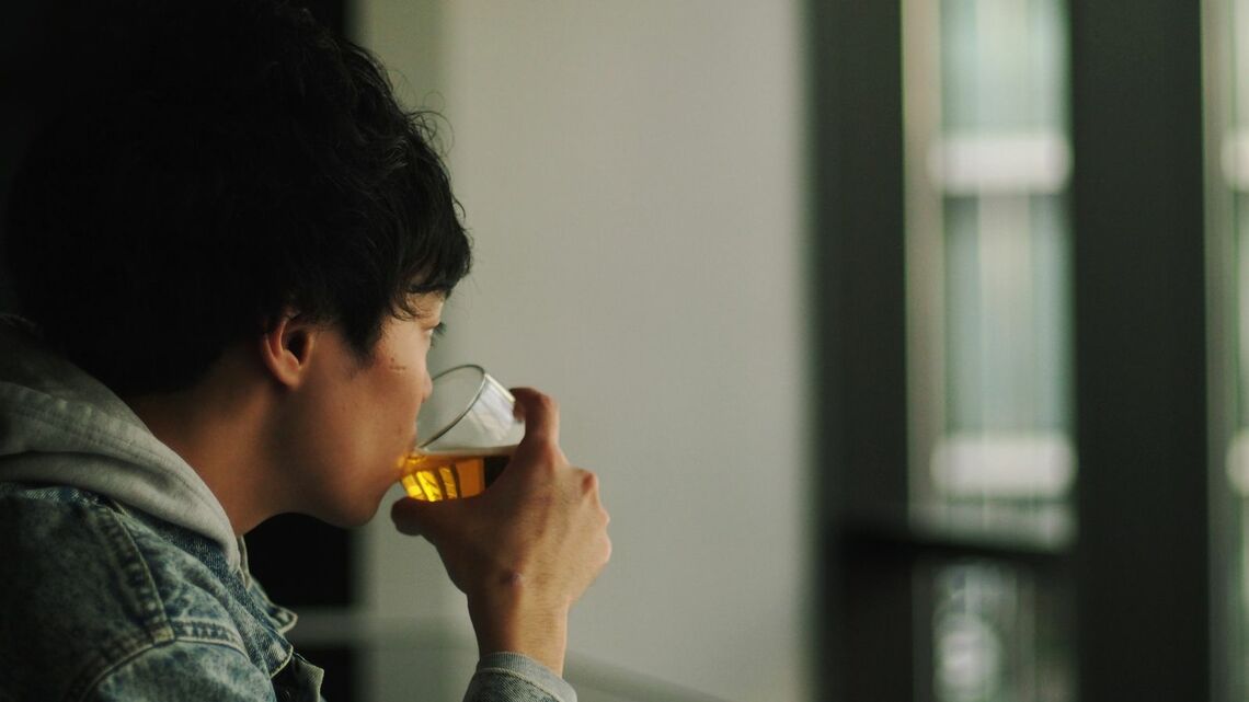 海野雄平さん（仮名・28歳）は、奨学金550万円を借りて大学に進んだ男性。実家の経済的な理由で借りたものの、恋人の母親からは「借金持ち」であることを理由に泣かれたと言います（写真：Yue_／gettyimages）