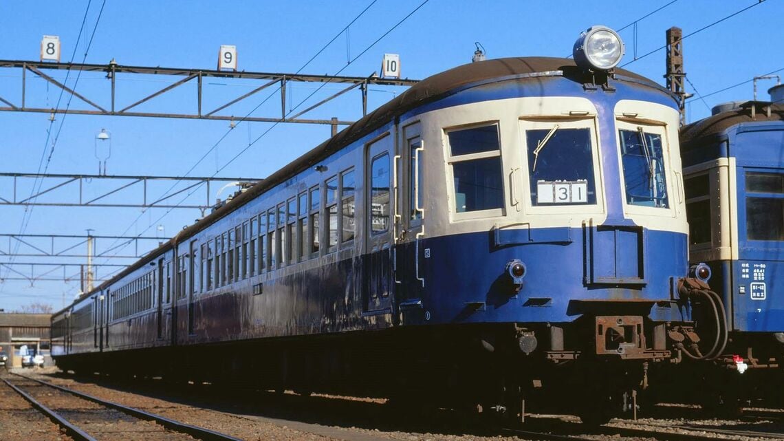 流線形のデザインから「流電」と呼ばれた国鉄モハ52形。飯田線を走った晩年の姿（撮影：南正時）