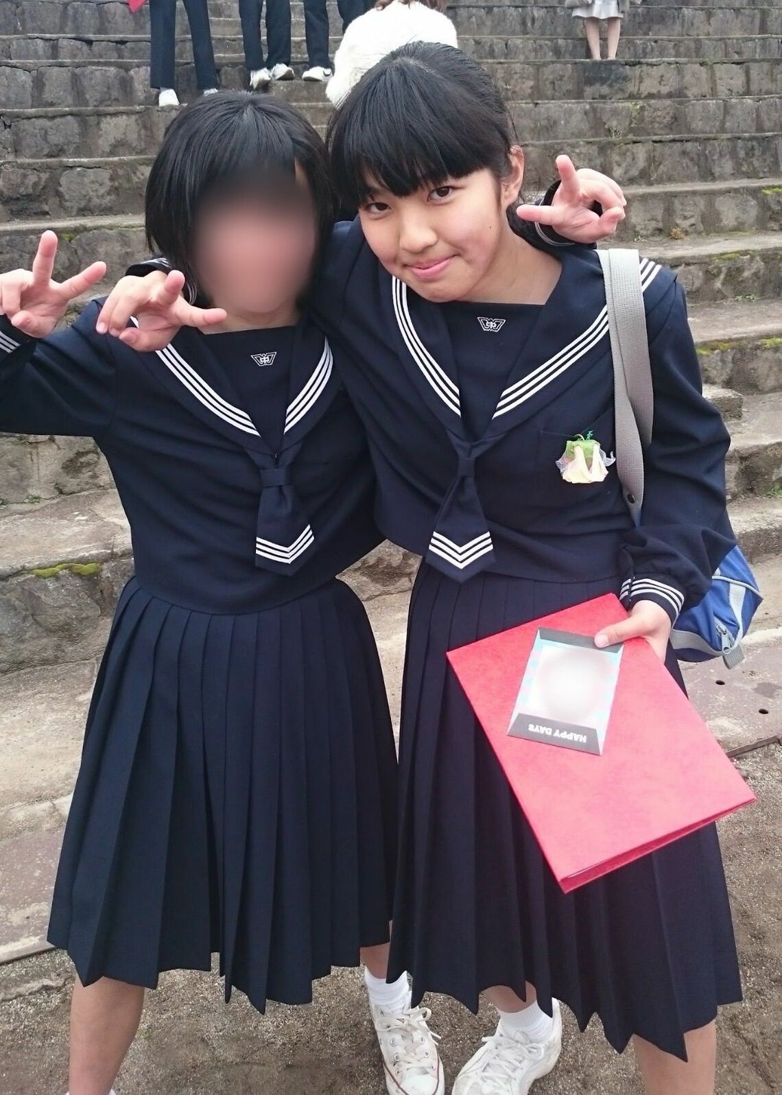 中学の卒業式。人と交流することが好きでいつもはしゃいでいた（写真：まいみーるさん提供）