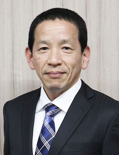 竹森永敏(たけもり・ながとし)神戸市教育委員会事務局長兼教育次長1994年入庁。教育委員会事務局社会教育部スポーツ体育課主査、保健福祉局障害福祉部主幹(指導監督担当)などを経て、2014年から教育委員会事務局総務部担当課長(給与定数移管担当)、同学校経営支援課長、教育委員会事務局学校支援部長、同学校教育部長を歴任。2025年4月より現職