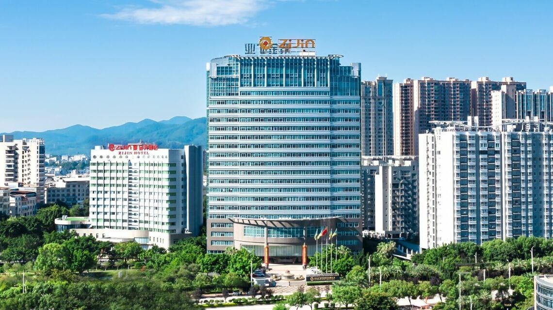 福建省上杭県の紫金鉱業本社ビル。金、銀のほか銅、亜鉛などの採掘、加工も手掛け、金属全般の値上がりの恩恵を受けている（同社ウェブサイトより）