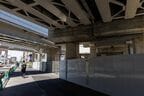 竹ノ塚駅付近の高架は完成したばかり。今後、高架下に