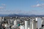 市街地の向こうに日光連山が見える