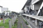 レッドラインの高架駅舎（右）と在来線（旧線）。左端は