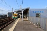 電鉄魚津駅は魚津市街に近い高架駅でエレベーターも設置された。ただ、あいの風と やま鉄道線が隣を併走して競合関係にある（2025年、筆者撮影）
