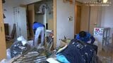 広さのある部屋だが、足の踏み場はなかった（画像：「イーブイ片付けチャンネル」より）