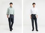 左：ストライプグリーンシャツ、右：白シャツにスラックスのコーディーネート