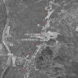 正式な計画廃止から5年が経過した1965年の本線・成沢駅付近（道路名などは2025年時点）。この時点では線路敷地（赤矢印）がほとんど残っていた（国土地理院空中写真を筆者加工）