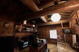 電気の配線をし直し、オーディオルームとしてしつらえた蔵の2階。蔵には囲炉裏もなく光も入らないので木材が黒くなることもなく築150年とは思えないきれいさ（写真撮影／相馬ミナ）
