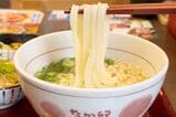 なか卯のうどんは、関西風の麺としてはコシは強めです（筆者撮影）