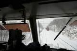 大雪の中、前方から貨物列車がやってきた（記者撮影）