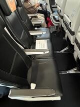 機内で空席があれば追加料金を払うことで、移動可能だ。3席あれば横になれるので快適（筆者撮影）