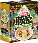 スマホで自撮りする着物姿の女性などが描かれている「ご当地カップヌードルミニ 豚骨味 4食入り」（画像：日清食品）