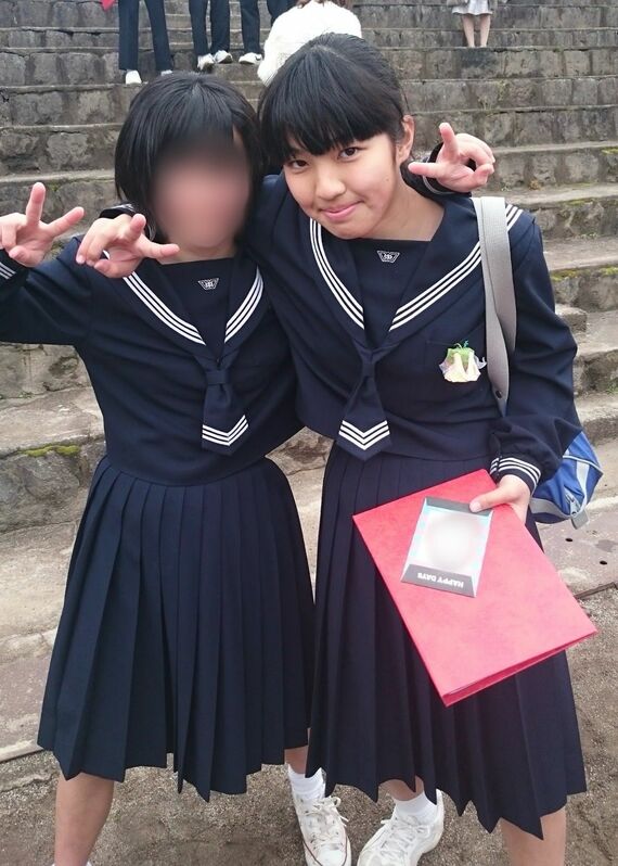 中学の卒業式。人と交流することが好きでいつもはしゃいでいた（写真：まいみーるさん提供）