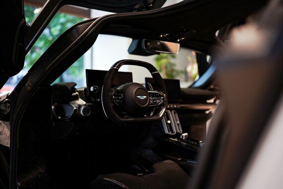 変速はカーボンファイバー製ステアリングホイールにつくパドルシフトで行う(写真:Aston Martin)