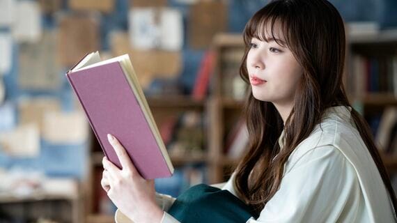 読書する人物