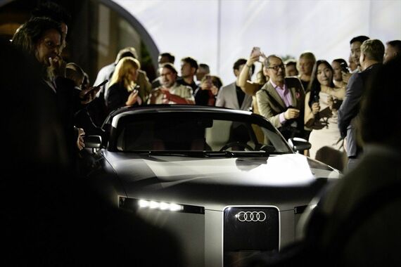 周囲の人とのサイズ感からコンセプトCはそれほど大きなクルマでないことがわかる（写真：Audi AG）
