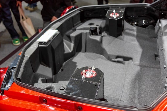 トランクスペースと新設されたストラットタワー