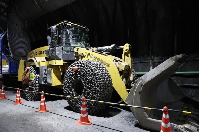 発生土をクラッシャーに投入する機械