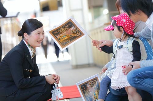 D＆S列車のすぐそばにはたくさんの人の笑顔がある