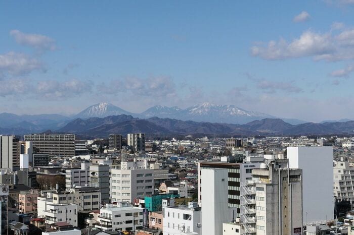 市街地の向こうに日光連山が見える
