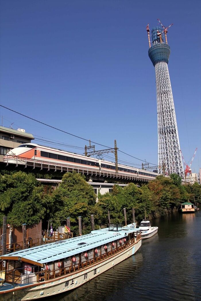 建設中の東京スカイツリーをバックに走るスペーシア