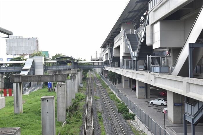 レッドラインの高架駅舎（右）と在来線（旧線）。左端は