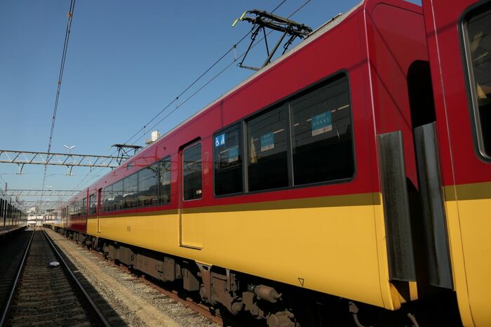 車体カラーは上部が赤色、中央に金色のライン、