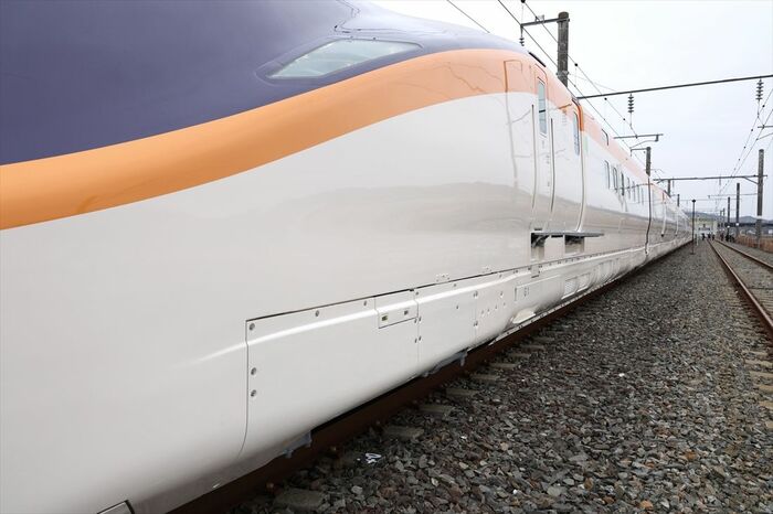 イエローのラインが丸みを感じさせるデザイン