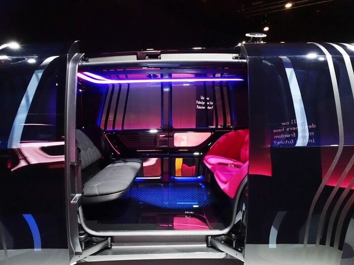 SEDRICナイトライフの車内