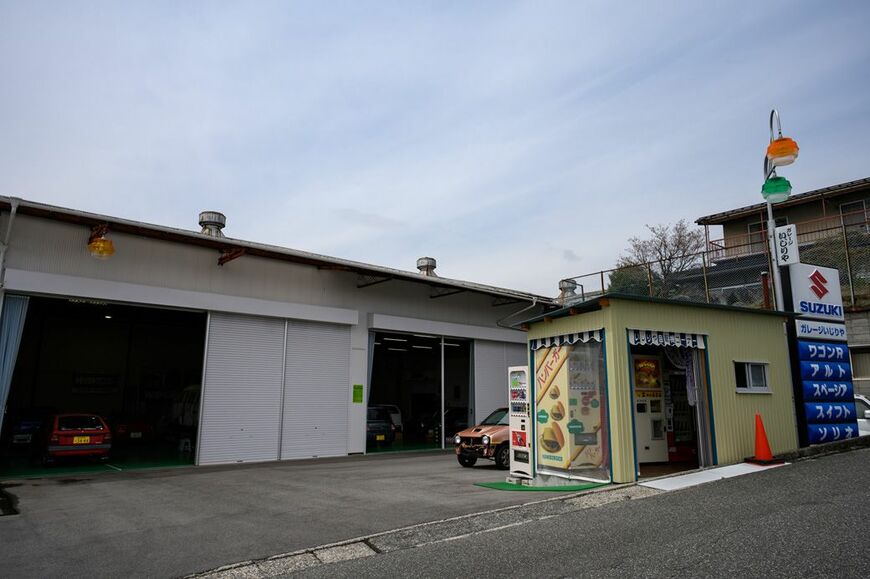 「ガレージいじりや」外観。スズキの販売店として新車の販売も行っている（筆者撮影）