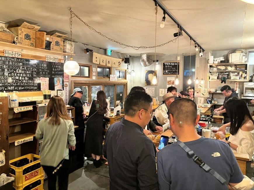 日本酒と魚を堪能できる「野毛ごえん」の店内