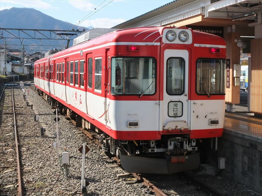 富士急の姉妹鉄道であるスイスのMGB（マッターホルン・ゴッタルド鉄道）の塗装をまとった元京王5000系（撮影：南正時）