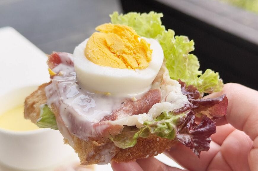 バケットに生ハム、サラダ、ゆで卵を乗せて、オープンサンドにしていただきます（筆者撮影）