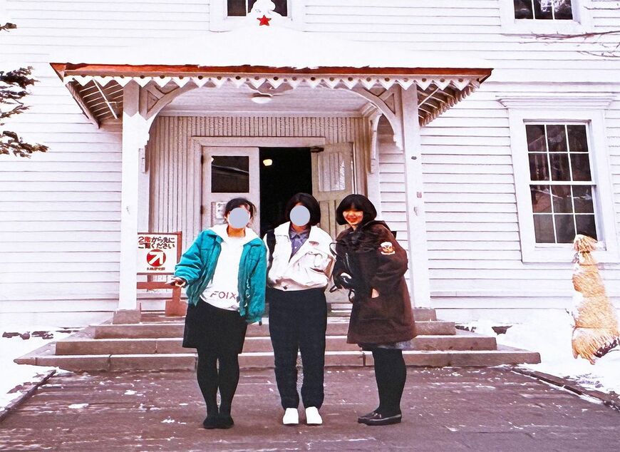 大学時代、雪の札幌時計台の前で、フランドルクラブらしいエンブレムのついたダッフルコートがかわいい（写真：由紀さん提供）