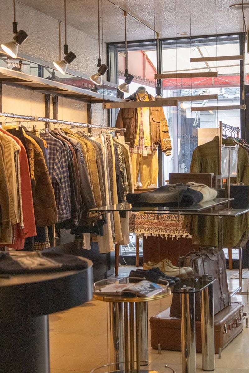 SNOBの店内の様子。80年代DCブランドのアイテムが所狭しと並ぶ