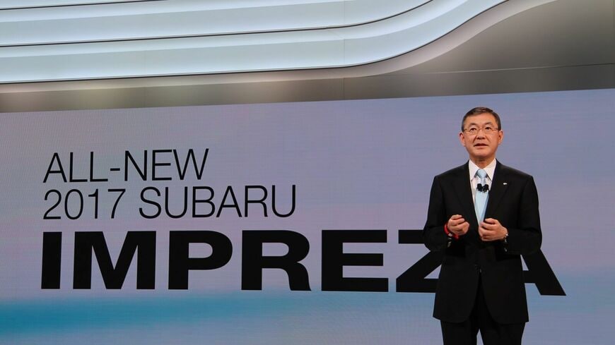 ニューヨーク国際オートショーで新型「インプレッサ」を発表する富士重工業の吉永泰之社長