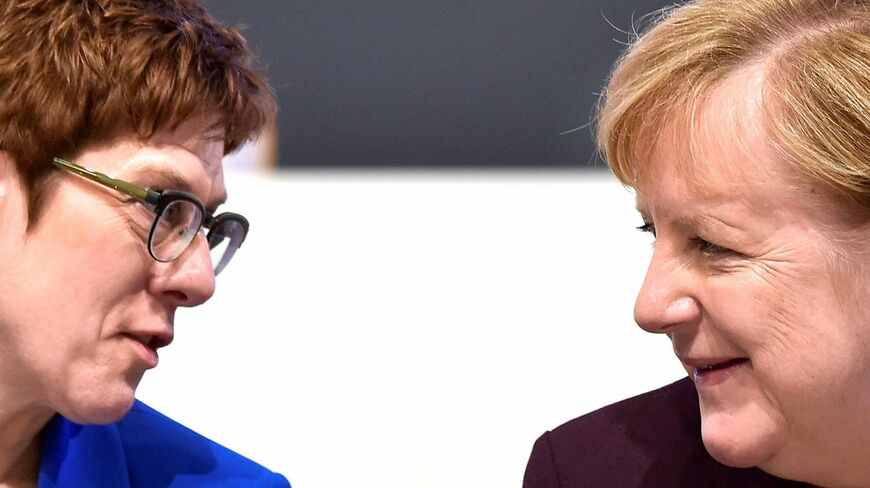 メルケル首相（右）の後継者の座を断念したクランプカレンバウアー氏（左）（写真：REUTERS/Matthias Rietschel）