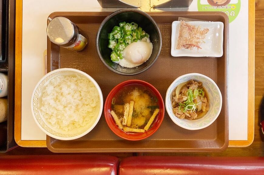 すき家の朝メニュー「牛まぜのっけ朝食」ごはんミニ320円（筆者撮影）