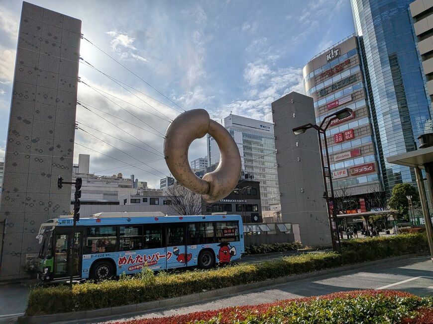 錦糸町のフードコートを巡っていく。駅北口を出ると、謎のオブジェ「ECHO」がお出迎え（筆者撮影）