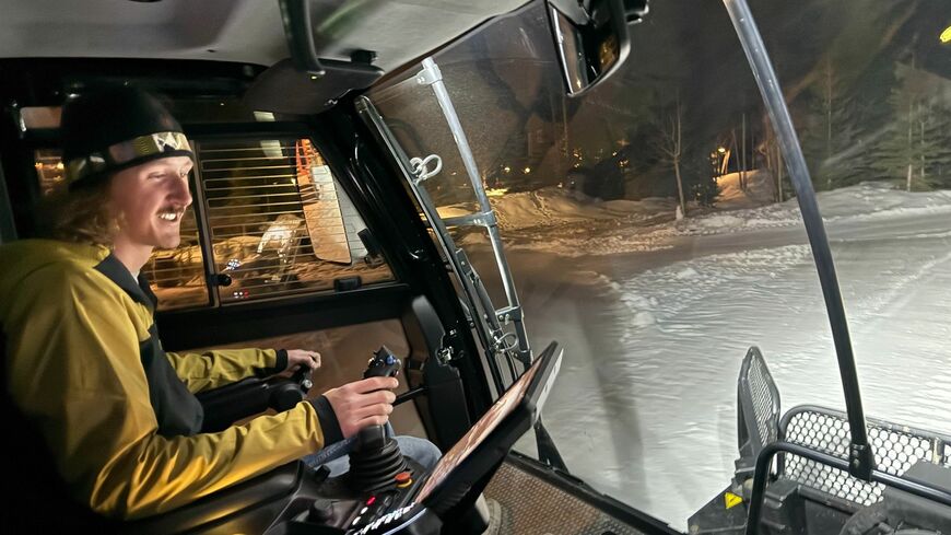 整雪マシンを運転するワヤット・メルビンさん。スキー教師として働く同僚の中には元オリンピック選手も数人いて、彼らから雪の温度に応じてスキーワックスを使い分けることも学んだ（写真：メルビンさん提供）