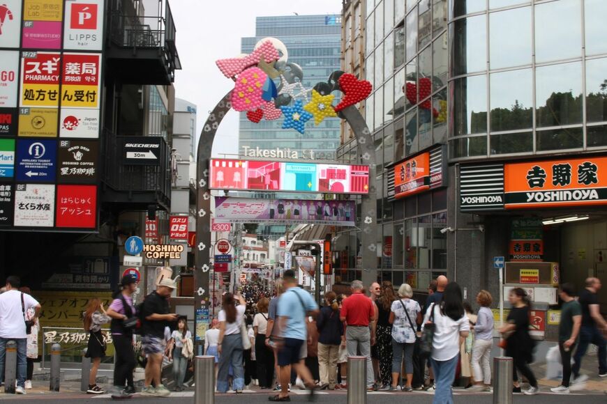 竹下通りは内外から観光客が押し寄せる名所になった（筆者撮影）