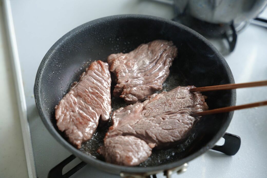 肉を焼いている様子